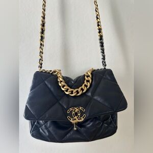 CHANEL Black Quilted Shoulder Bag with Gold Chain